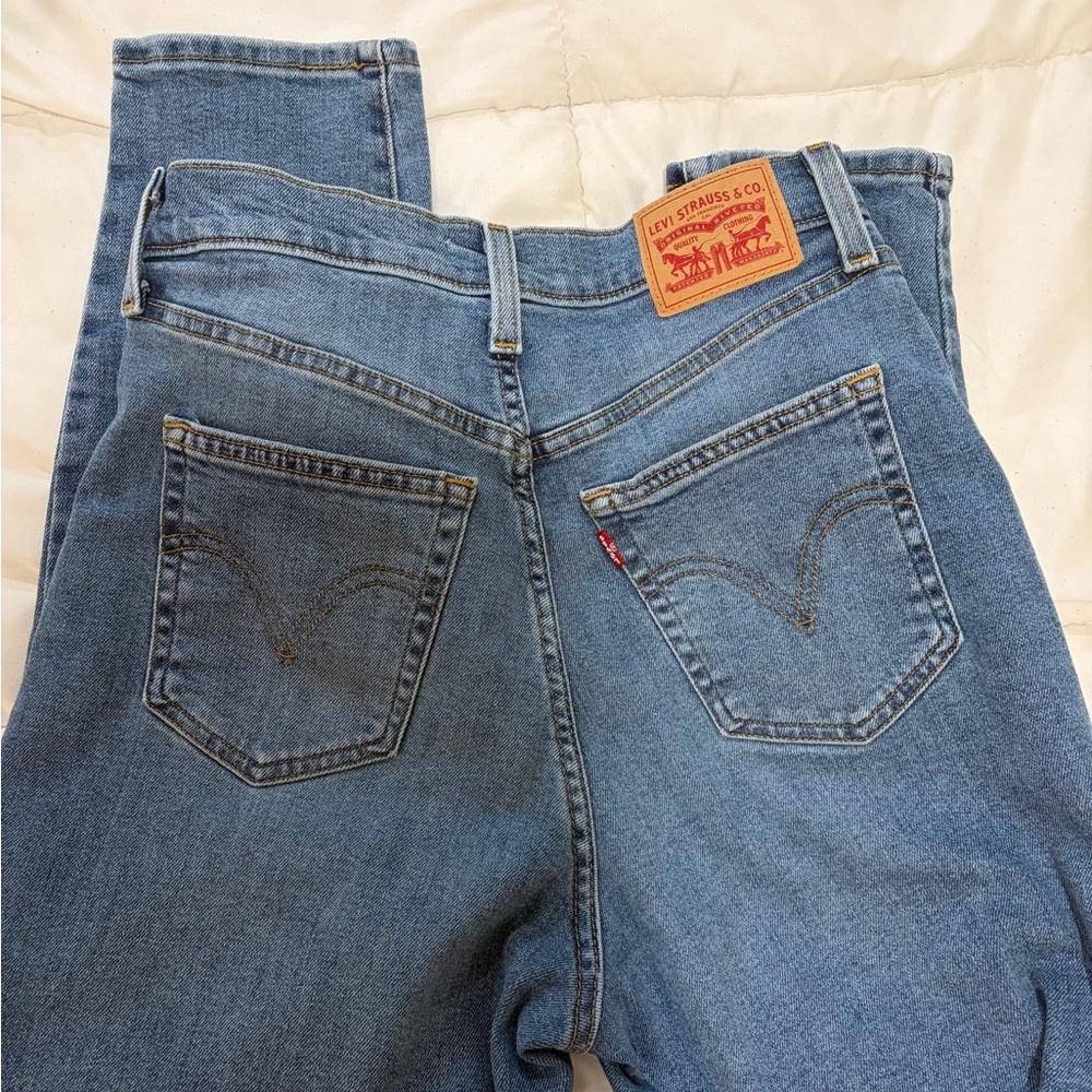 👖 Levi’s High Rise Mom Jean - Picture 3 of 5